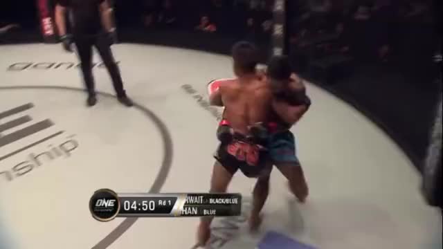 ONE FC Saw Darwait taps out Sit Mhan with a Choke