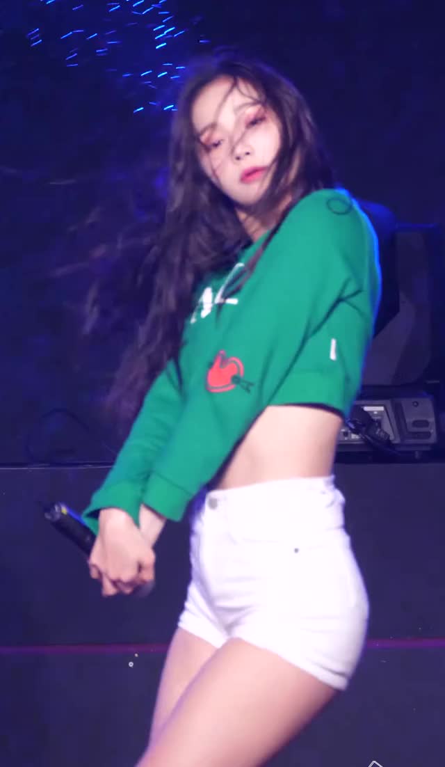 MOMOLAND - YeonWoo Tight White Shorts Sexy