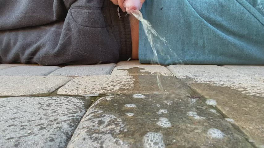 Steamy outdoor pee