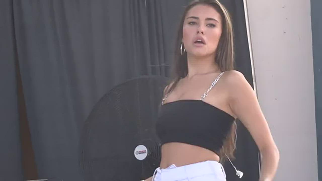 Bouncing Tits Celebrity Dancing Long Tongue Madison Beer Shaking Tits Tongue Fetish