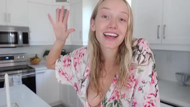 Gwen Gwiz - Vlog Gown Slips