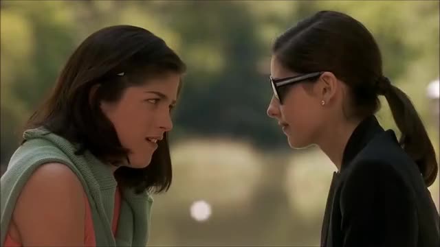 Sarah Michelle Gellar teaching Selma Blair how to French kiss (Cruel Intentions,