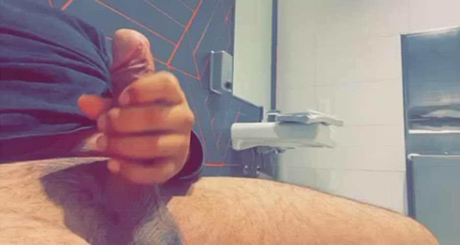 20 M Latino / Jerking off in school bathroom 😏