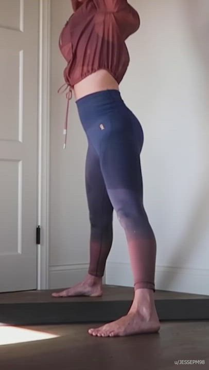 Ass Brie Larson Celebrity Teasing Yoga Yoga Pants gif