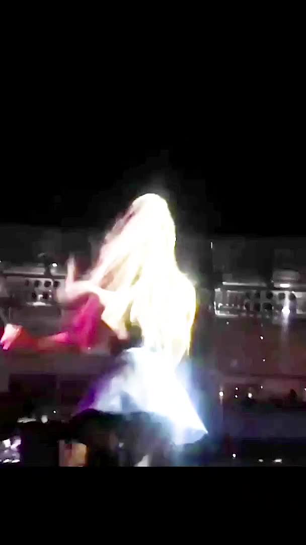 Ariana Grande ass, no zoom, slowed