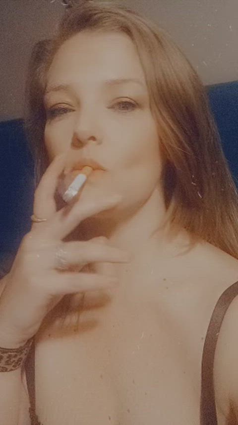 Smoking milf looking to play! 🔥 Free page link below 👇