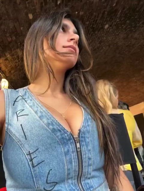 boobs cleavage mia khalifa gif