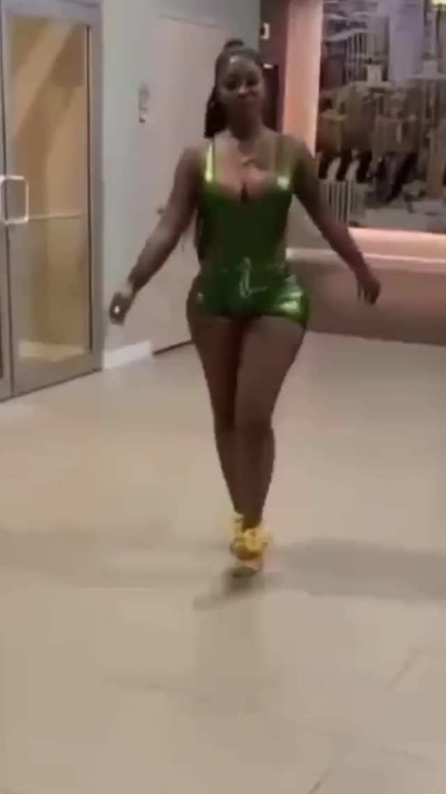 Chinese kitty twerking in green