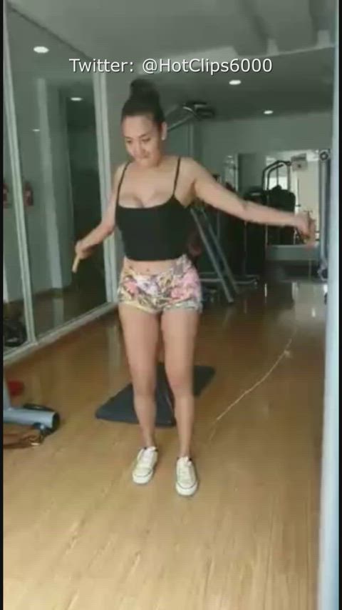 accidental big tits boobs bouncing tits busty exposed gym nipslip tiktok tits gif