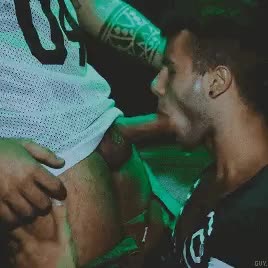 Inked dude gets good blow job ...