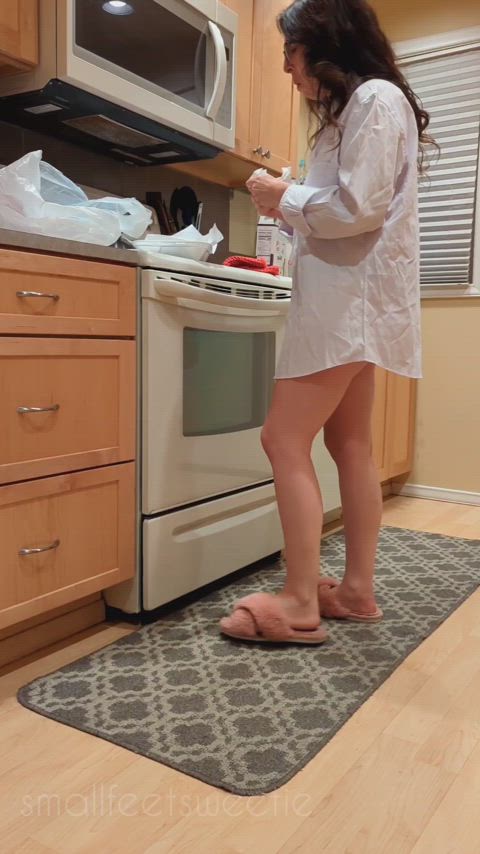 brunette candid feet feet fetish legs petite feet-heaven foot-queen gif