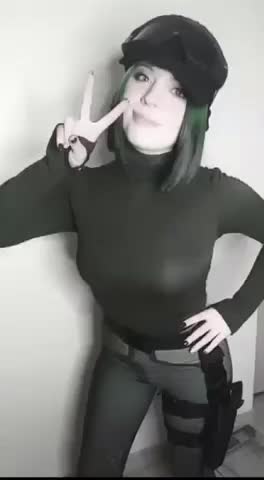 Sexy and thick r6 Ela cosplayer doing steamy erotic dance shaking her hips super