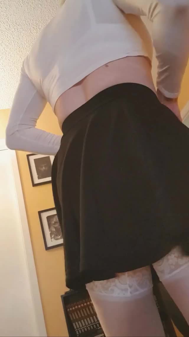 Smol butt strip tease