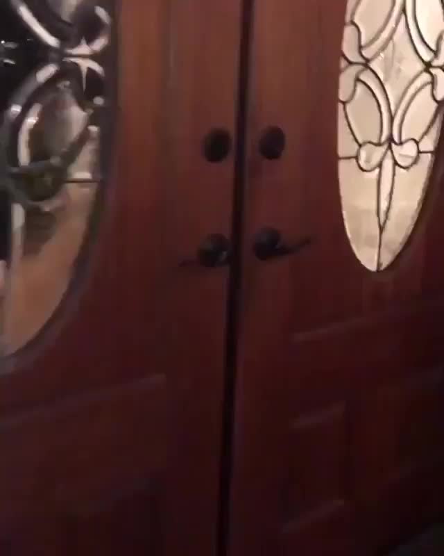 honey please get the door