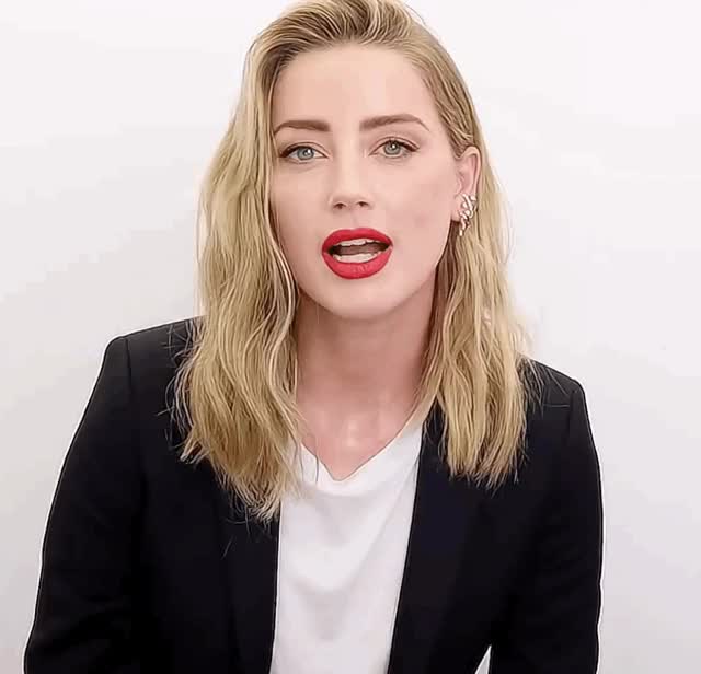 Just want to walk up to Amber Heard mid-interview and shove my cock in her mouth...