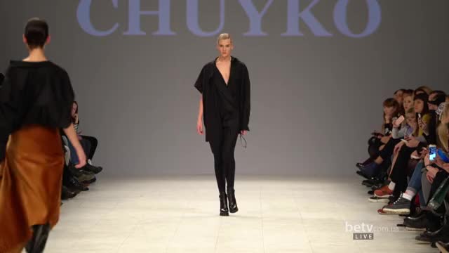 Maria Grebenyuk working the catwalk [gif]