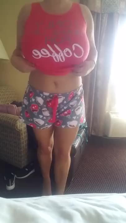 MILF flashing her big natural tits in her hotelroom!