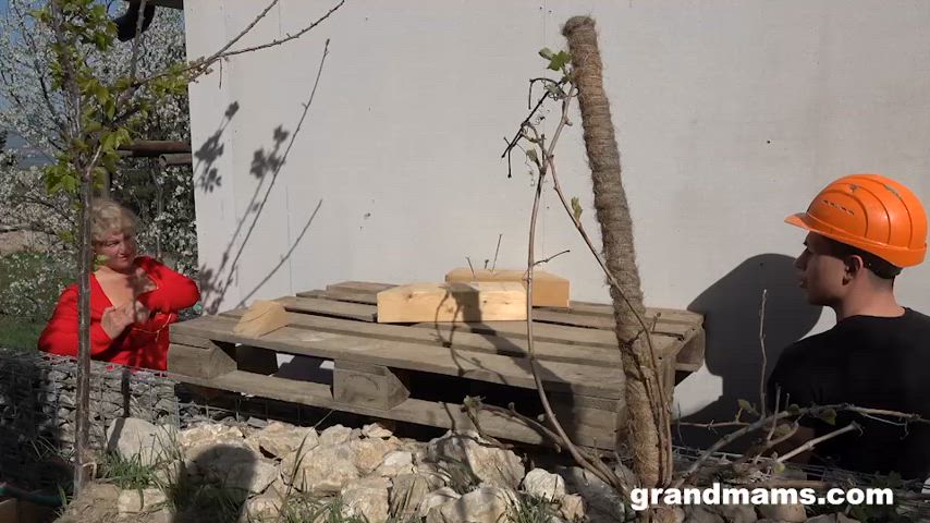 blowjob grandma granny mature old outdoor work worker age-gap mature-and-naughty