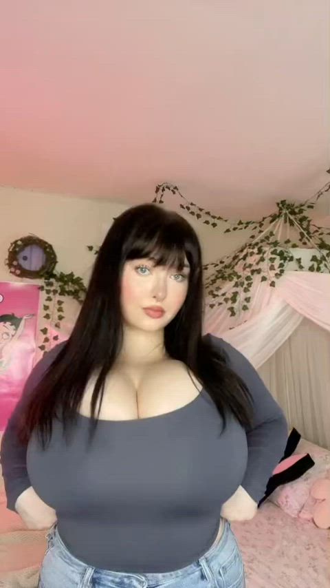 busty huge tits jiggling gif