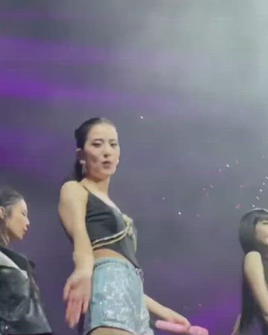 JISOO and Jennie thighs and ass.
