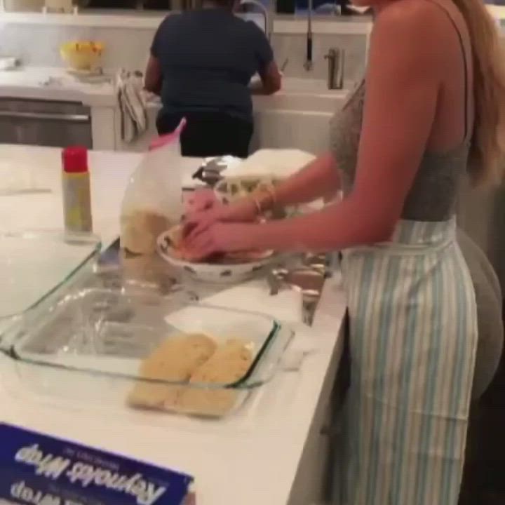I wanna pound that big ass right there in the kitchen