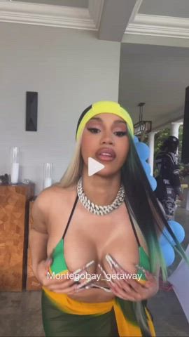 Cardi B 💛💚🖤