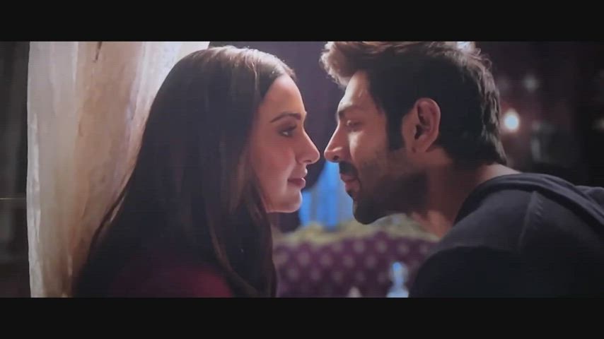 Kiara Advani Kiss in Bhool Bhulaiyaa 2 (2022)