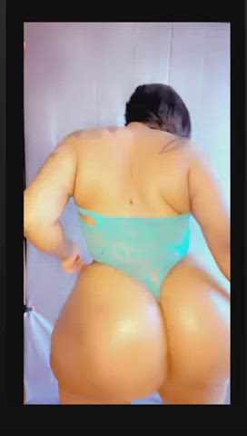 HUGE FAKE ASS 😍