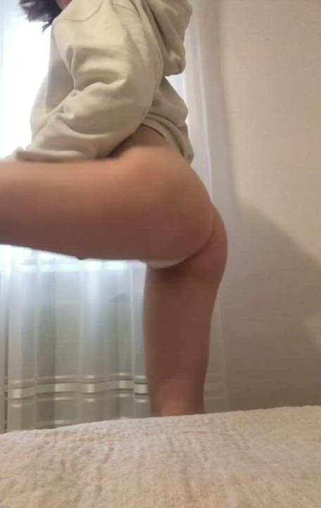 Any volunteer to spank and bite my freshly baked buns? 😌