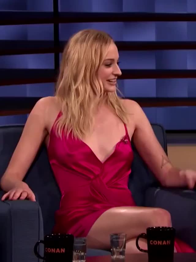 Sophie Turner Braless Jiggle