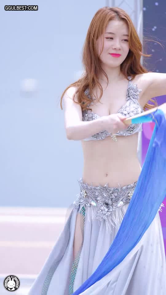 Belly dance Im Seongmi White skin cleavage  .gif