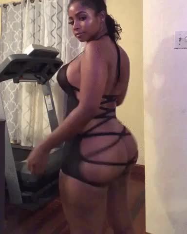 Shaniki Hernández butt shake