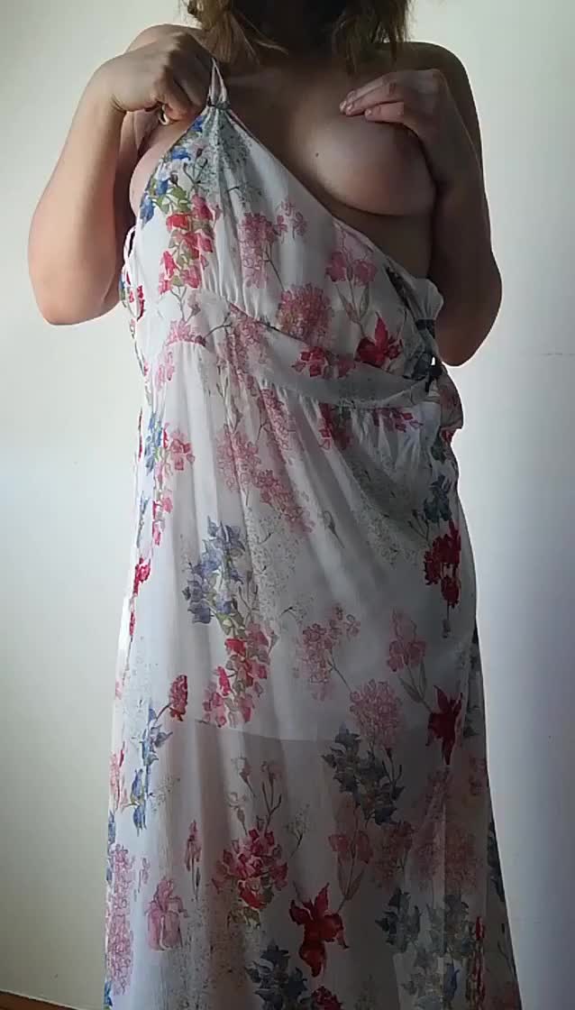 [Gif]Oh my,I can't keep my dress up