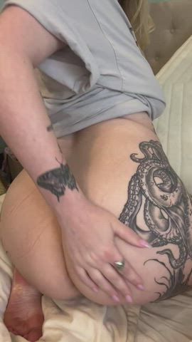 Jiggly tattooed booty for dinner