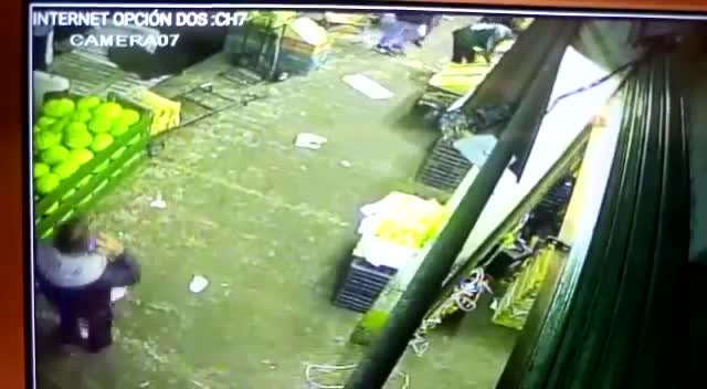 video en el momento en que asesinan a un hombre que se opuso a un asalto