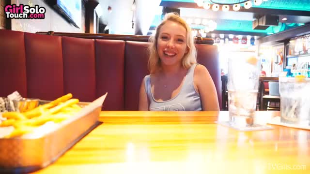 (REDGIFS) Teen Girl Flashes her Boobs & Pussy at Restaurant