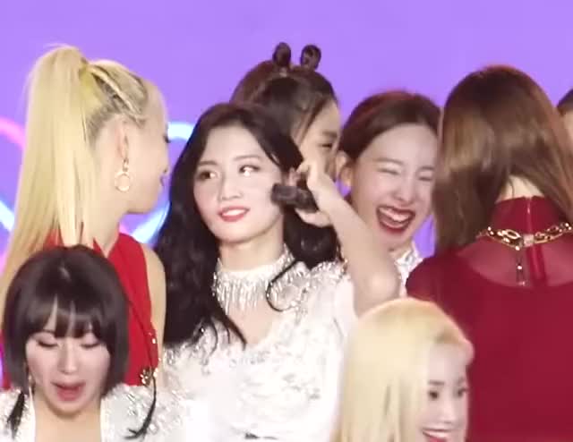 Momo posing with ITZY's Yuna