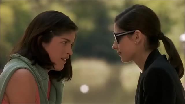 Sarah Michelle Gellar kissing Selma Blair in Cruel Intentions