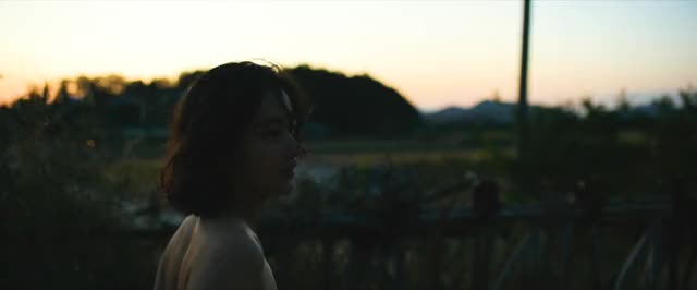 Jong-seo Jun in Beoning (2018) - scene 2 - Brightened