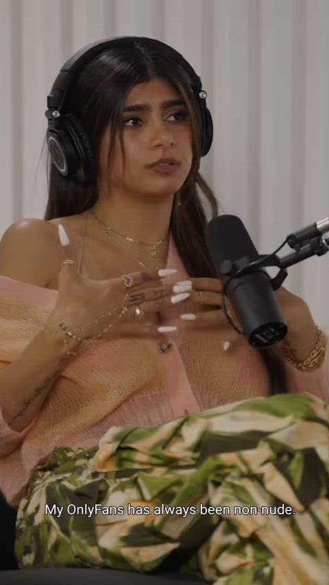 big tits boobs bouncing tits camgirl mia khalifa onlyfans titty drop gif