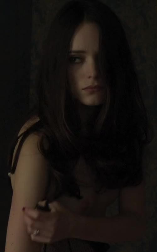 Stacy Martin in La dame dans l'auto avec des lunettes et un fusil AKA The Lady in