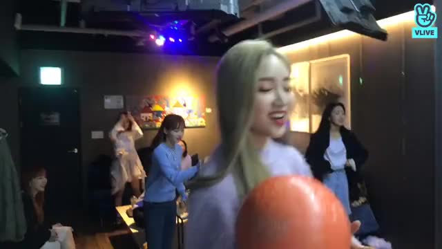 V LIVE - [이달의 소녀] 제2회 이달의 소녀 엉망징창 '볼링'대회