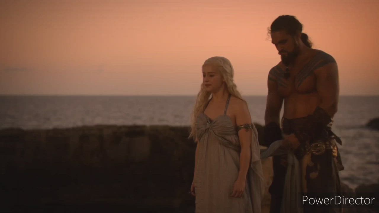 Boobs Celebrity Emilia Clarke Naked Outdoor Undressing gif