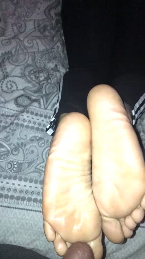 Covering some wrinkly soles😈💦