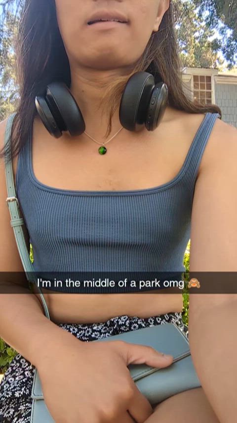 Flashing and stroking in the middle of a park 😳😍