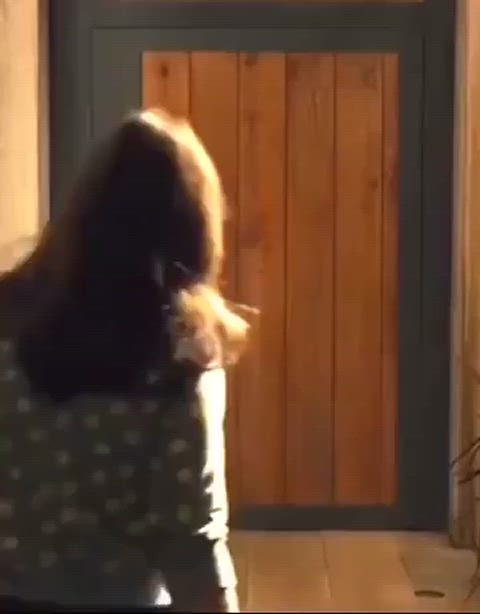 bubble butt emilia clarke walking gif