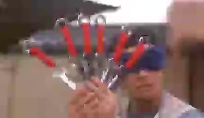 Impressive Knife Throwing Skills