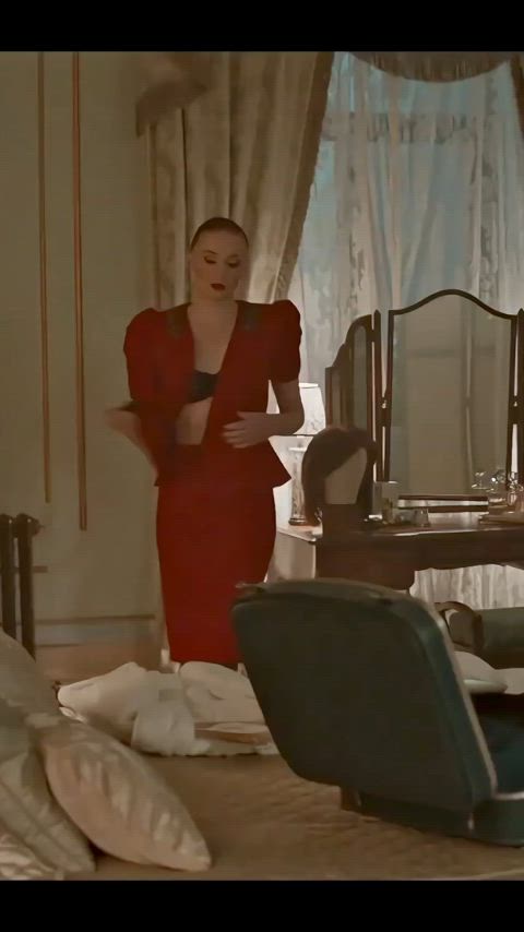 Sophie Turner strips down to her undies