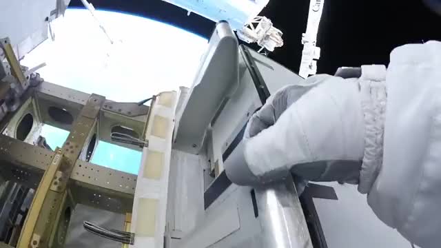 Amazing footage of Earth during a spacewalk on ISS-720p