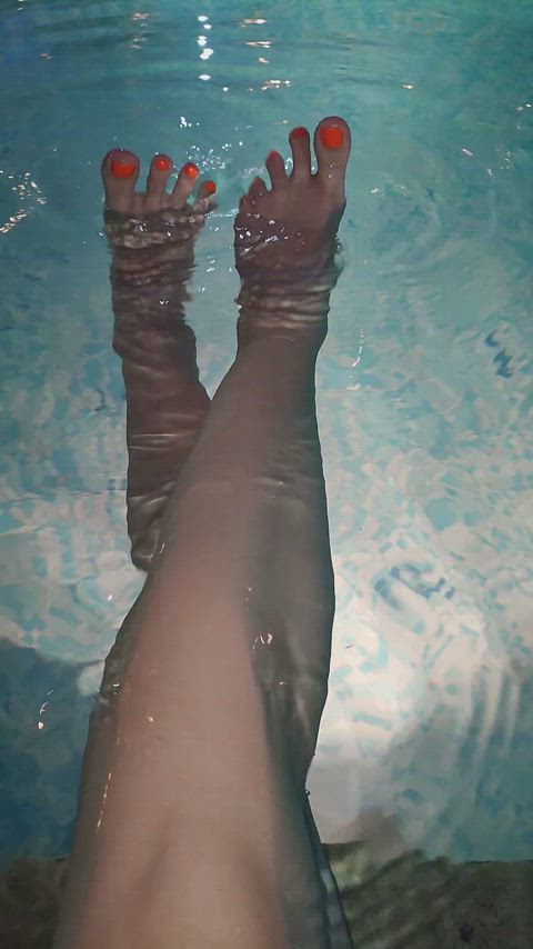 amateur feet feet fetish foot foot fetish pool sfw solo swimming pool toes gif